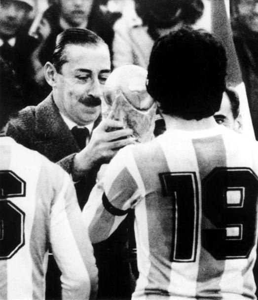 L&#39;Argentina  campione del mondo 1978 davati al proprio pubblico. Il generale Videla consegna la coppa nelle mani di Daniel Passarella (Afp)
